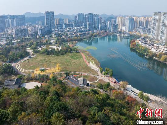 图为航拍贵阳白云泉湖公园冬日城市生态美。(无人机照片)唐哲 摄 图为航拍贵阳白云泉湖公园冬日城市生态美。(无人机照片)唐哲 摄