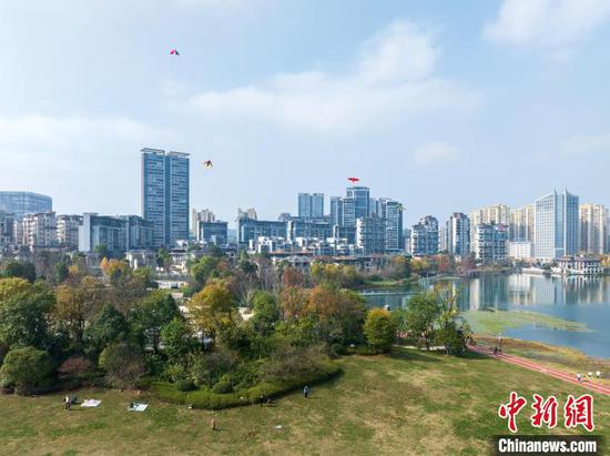 图为航拍贵阳白云泉湖公园冬日城市生态美。(无人机照片) 唐哲 摄 图为航拍贵阳白云泉湖公园冬日城市生态美。(无人机照片) 唐哲 摄