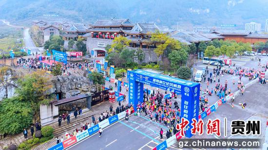 参赛选手从准备起点出发。