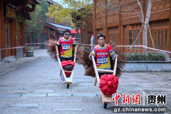 参赛选手在比赛中。