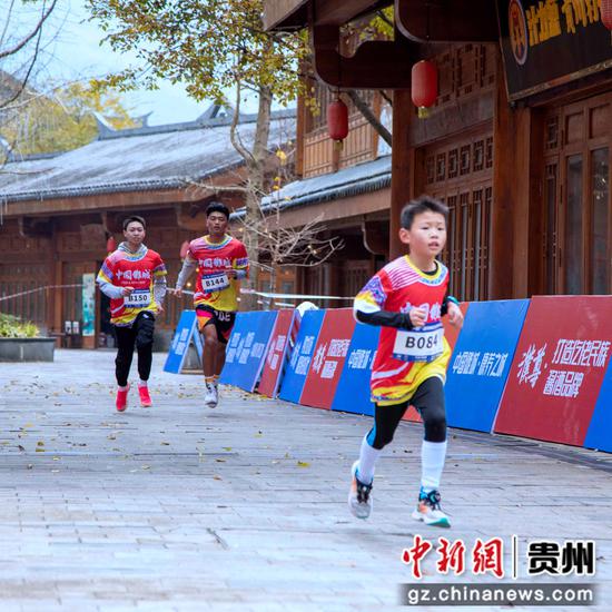 参赛选手在比赛中。