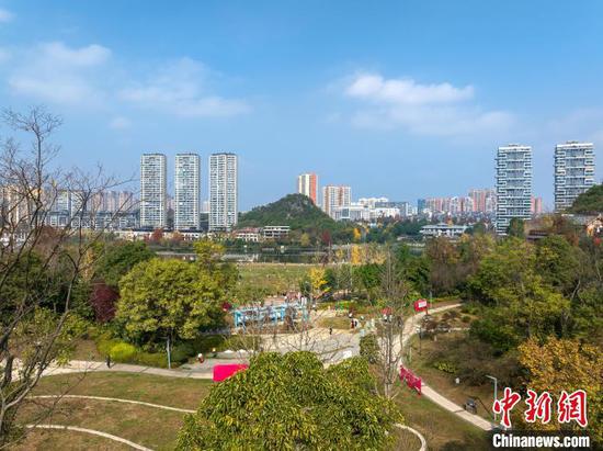 图为航拍贵阳白云泉湖公园冬日城市生态美。(无人机照片) 唐哲 摄 图为航拍贵阳白云泉湖公园冬日城市生态美。(无人机照片) 唐哲 摄