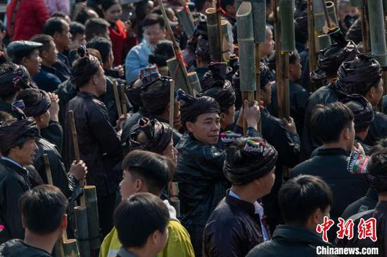 图为参赛芦笙队在候场。吴德军 摄 图为参赛芦笙队在候场。吴德军 摄