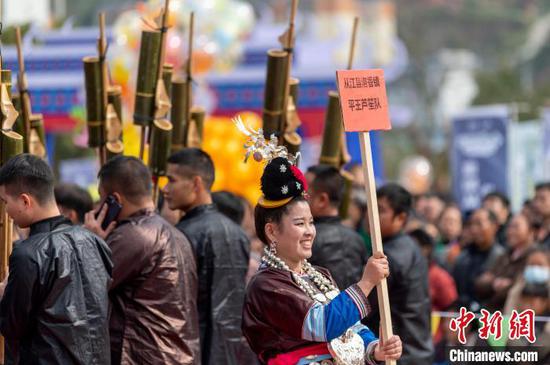 图为一位侗族姑娘在给参赛芦笙队举牌。吴德军 摄 图为一位侗族姑娘在给参赛芦笙队举牌。吴德军 摄