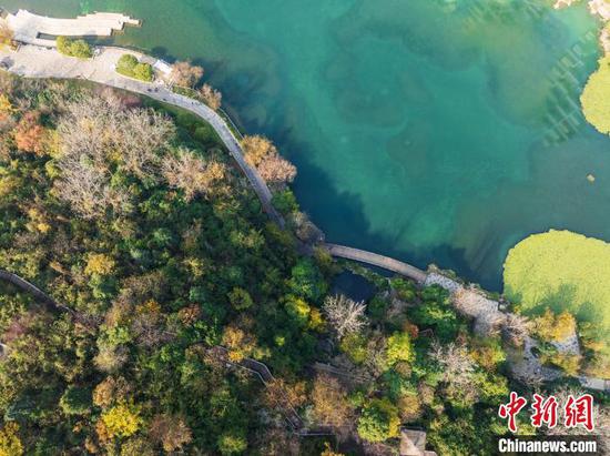 图为航拍贵阳白云泉湖公园冬日城市生态美。(无人机照片)唐哲 摄 图为航拍贵阳白云泉湖公园冬日城市生态美。(无人机照片)唐哲 摄