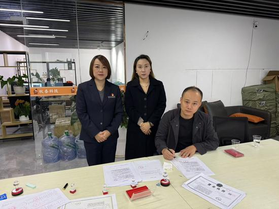 工作人员实地走访企业开展尽调工作（图由工行金阳支行提供）。