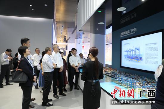 图为BRBR投融资工作组参观走访广西北部湾国际港务集团。黄海帆 摄