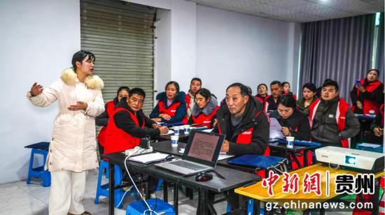 授课老师正在认真讲解。 授课老师正在认真讲解。