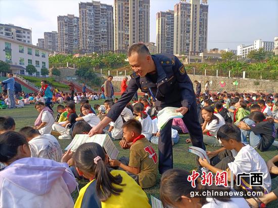法制宣传进校园。陆枷杏 摄