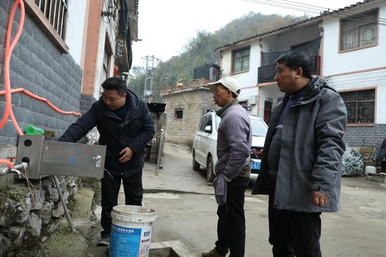 工作人员向群众宣传水表防凝冻方法 工作人员向群众宣传水表防凝冻方法