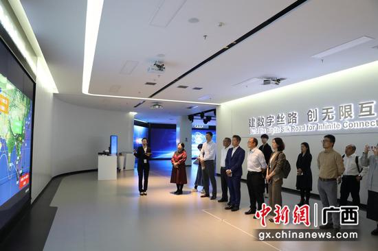 图为BRBR投融资工作组参观走访中国—东盟信息港。黄海帆 摄