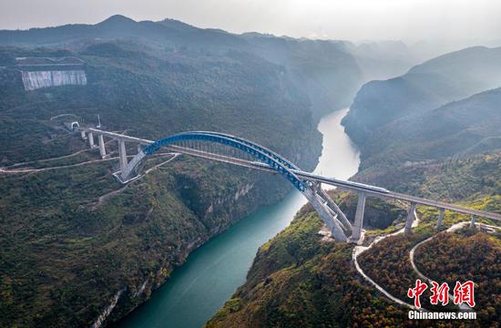图为两列动车组列车从成贵高铁贵州鸭池河大桥上驶过。 图为两列动车组列车从成贵高铁贵州鸭池河大桥上驶过。