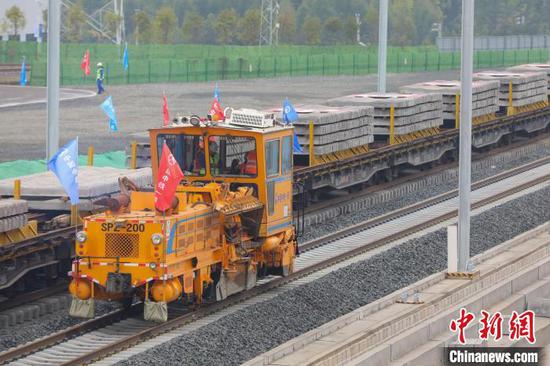 资料图为2024年12月18日:贵州盘州至兴义铁路进入全线铺轨阶段。 记者 瞿宏伦 摄 资料图为2024年12月18日:贵州盘州至兴义铁路进入全线铺轨阶段。 记者 瞿宏伦 摄