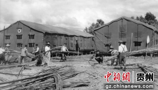 资料图;水钢创业者正在搭建帐篷房。六盘水市委宣传部供图