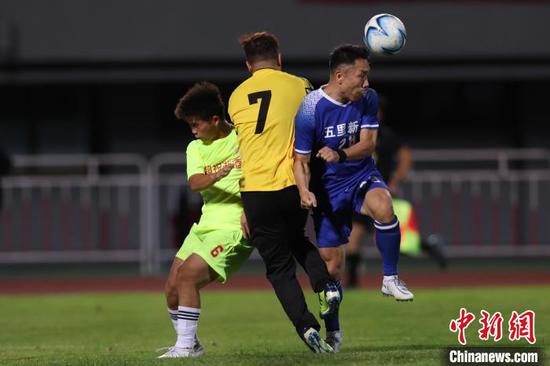 资料图为贵州“村超”球员赴北京进行足球交流。中新网记者 蒋启明 摄