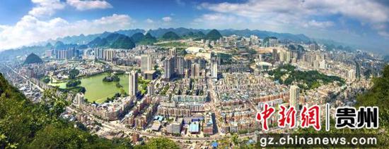 资料图:六盘水市城市东片区新旧对比。 高锡 摄