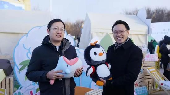 14日,广西壮族自治区文化和旅游厅副厅长班华勤(右)与黑龙江省文化和旅游厅副厅长齐斌互赠文创玩偶,喊话交换冬天。来源:广西文化和旅游厅 14日,广西壮族自治区文化和旅游厅副厅长班华勤(右)与黑龙江省文化和旅游厅副厅长齐斌互赠文创玩偶,喊话交换冬天。来源:广西文化和旅游厅