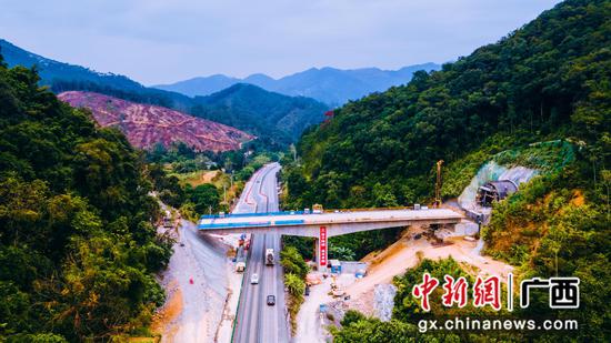 南珠高铁玉岑段六丰顶隧道出口横跨国道324线玉林市容县十里镇路段。何峰 摄