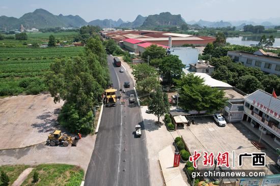 养好公路服务沿线企业发展。杨隆运 摄