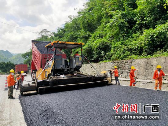 对公路病害及时进行修复助力经济发展。韦善化 摄