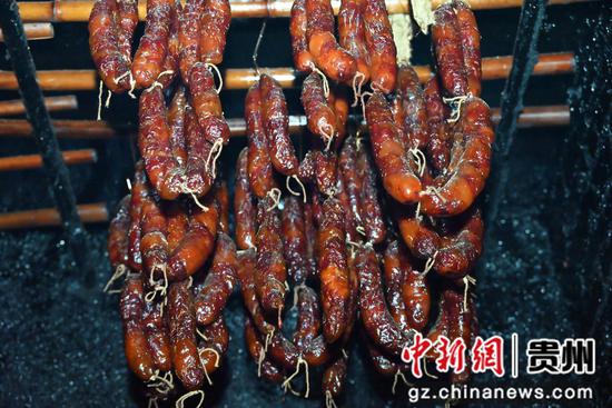 正在熏烤的香肠。 沈建华 摄 正在熏烤的香肠。 沈建华 摄