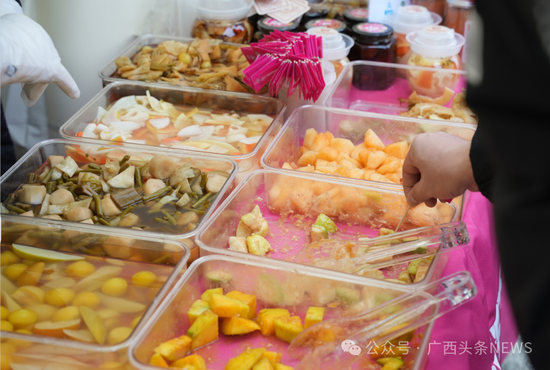 游客品尝酸嘢。来源:广西文化和旅游厅 游客品尝酸嘢。来源:广西文化和旅游厅