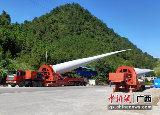 公路部门积极服务风力发电项目大件运输。韦善化 摄