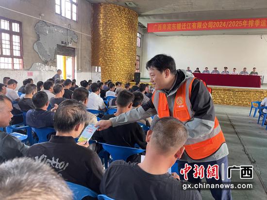 兴宾公路养护中心工作人员到沿线糖厂进行公路法律法规宣传。何小静 摄