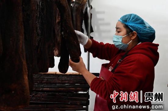 工作人员正在对腊肉进行检查。 沈建华 摄 工作人员正在对腊肉进行检查。 沈建华 摄