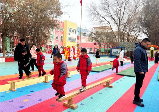 圖說：若羌縣第一幼兒園 戶外體能闖關(guān)