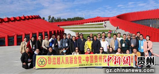 马来西亚砂拉越人民联合党培训班在“红飘带”。