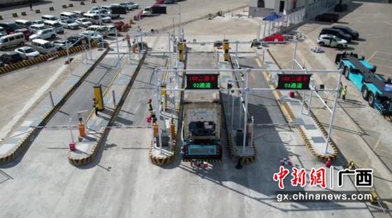友谊关口岸通过5G数字化手段调控物流进程。广西移动供图