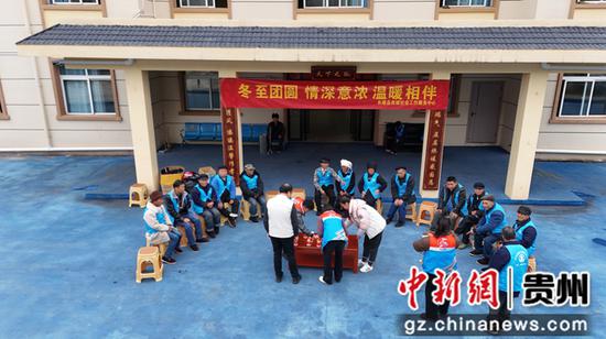 长顺：冬至 饺子飘香传真情  敬老院里送温暖