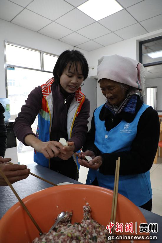 长顺：冬至 饺子飘香传真情  敬老院里送温暖