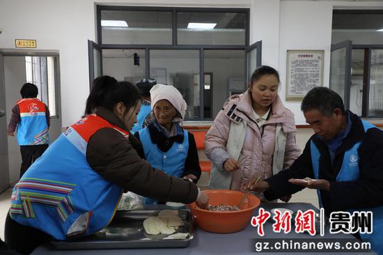 长顺：冬至 饺子飘香传真情  敬老院里送温暖