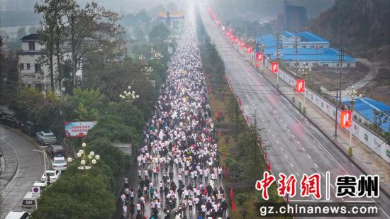 22日,贵州红·山水越野挑战赛(第八站)黔西南州·兴仁站开赛。李启兵 摄 22日,贵州红·山水越野挑战赛(第八站)黔西南州·兴仁站开赛。李启兵 摄