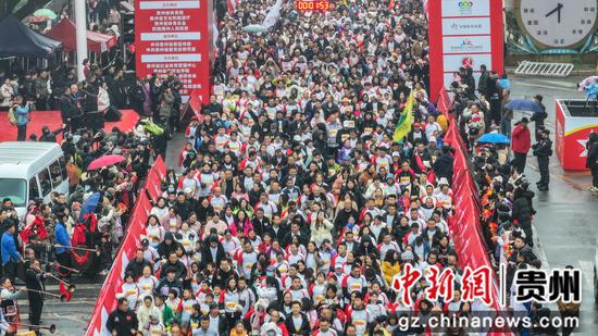 22日,贵州红·山水越野挑战赛(第八站)黔西南州·兴仁站开赛。李启兵 摄 22日,贵州红·山水越野挑战赛(第八站)黔西南州·兴仁站开赛。李启兵 摄