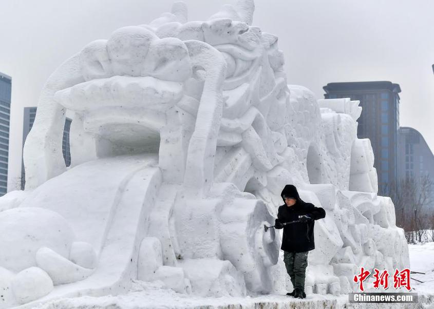 烏魯木齊首屆冰雪大廟會(huì)加緊建設(shè) 大型雪雕初見雛形