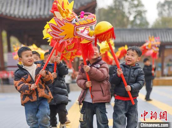 图为小朋友练习舞龙。磨桂宾 摄