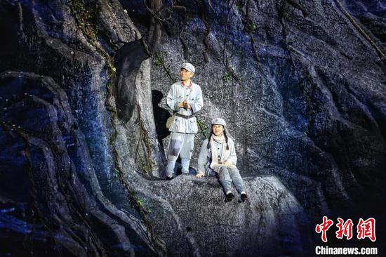 12月23日，中国大型长征文化沉浸式演艺剧目《伟大转折》2.0版在贵州省遵义市红花岗区上演。中新社记者 瞿宏伦 摄