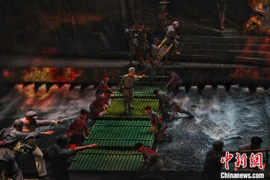 12月23日，中国大型长征文化沉浸式演艺剧目《伟大转折》2.0版在贵州省遵义市红花岗区上演。中新社记者 瞿宏伦 摄
