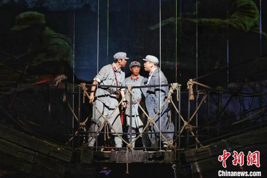 12月23日，中国大型长征文化沉浸式演艺剧目《伟大转折》2.0版在贵州省遵义市红花岗区上演。中新社记者 瞿宏伦 摄