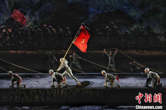 12月23日，中国大型长征文化沉浸式演艺剧目《伟大转折》2.0版在贵州省遵义市红花岗区上演。中新社记者 瞿宏伦 摄