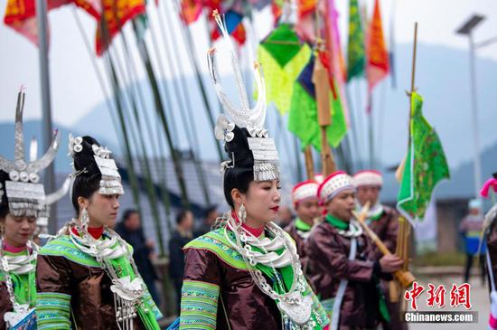 图为苗族同胞在吹芦笙、跳芦笙舞。 图为苗族同胞在吹芦笙、跳芦笙舞。