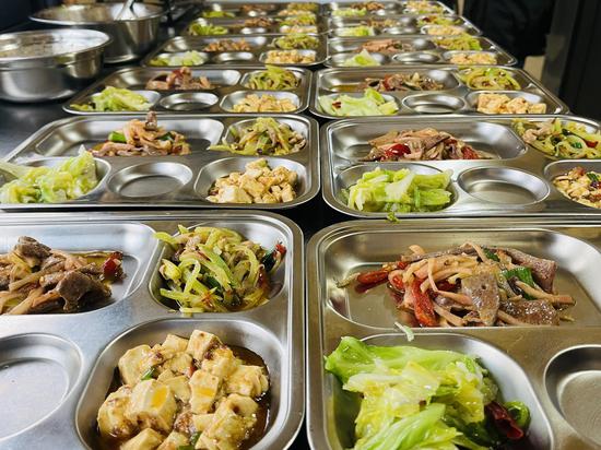 惠民食堂内的餐食