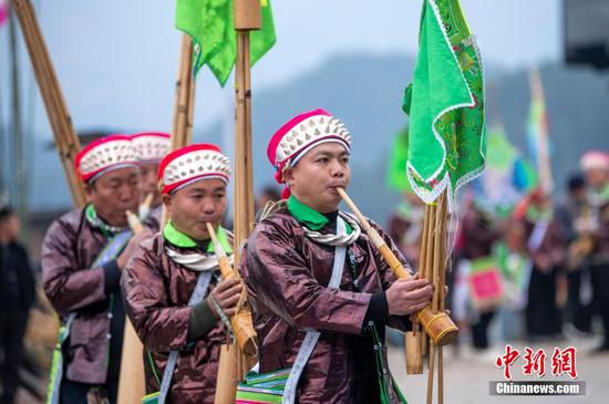 图为苗族同胞在吹奏芦笙。 图为苗族同胞在吹奏芦笙。