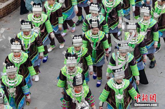 图为苗族同胞在跳芦笙舞。 图为苗族同胞在跳芦笙舞。