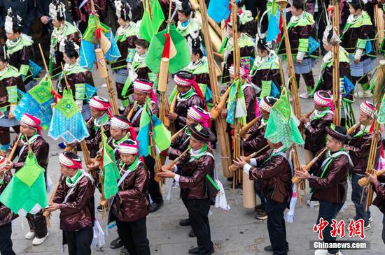 图为苗族同胞在吹芦笙、跳芦笙舞。 图为苗族同胞在吹芦笙、跳芦笙舞。