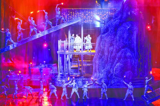 12月23日,大型长征文化沉浸式演艺剧目《伟大转折》2.0版在贵州省遵义市上演。该剧2.0版历经20余天,对多处细节进行了优化调整,并在灯光、音响、道具等方面做了全面提升,拉近了舞台与观众的距离。 中新社记者 瞿宏伦 摄 12月23日,大型长征文化沉浸式演艺剧目《伟大转折》2.0版在贵州省遵义市上演。该剧2.0版历经20余天,对多处细节进行了优化调整,并在灯光、音响、道具等方面做了全面提升,拉近了舞台与观众的距离。 中新社记者 瞿宏伦 摄