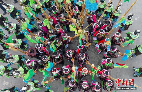 图为苗族同胞在吹芦笙、跳芦笙舞(无人机照片)。 图为苗族同胞在吹芦笙、跳芦笙舞(无人机照片)。